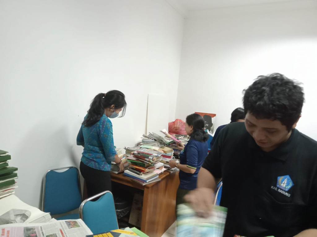 Penyiangan Koleksi Perpustakaan | Diskerpus Badung